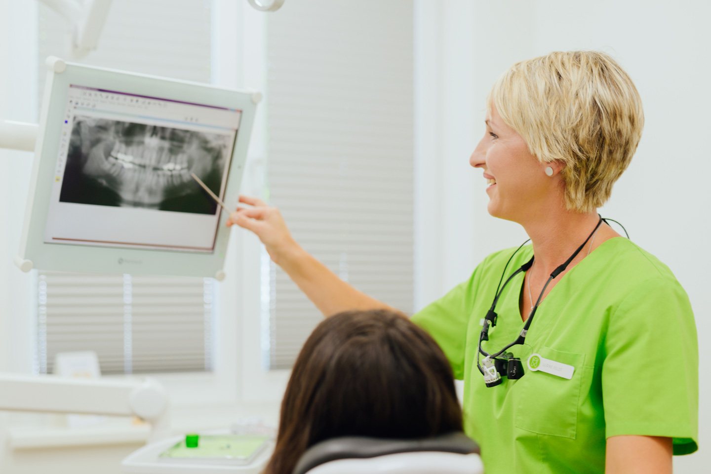 Zahnmedizinische Prophylaxeassistentin im Gespräch mit Patienten